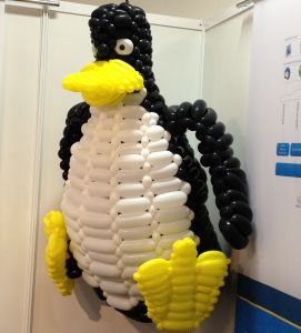 Photographie de la mascotte Linux réalisée en balons