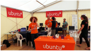 Espace Ubuntu aux RMLL : quelques membres de l'équipe et des utilisateurs venus demander conseil.