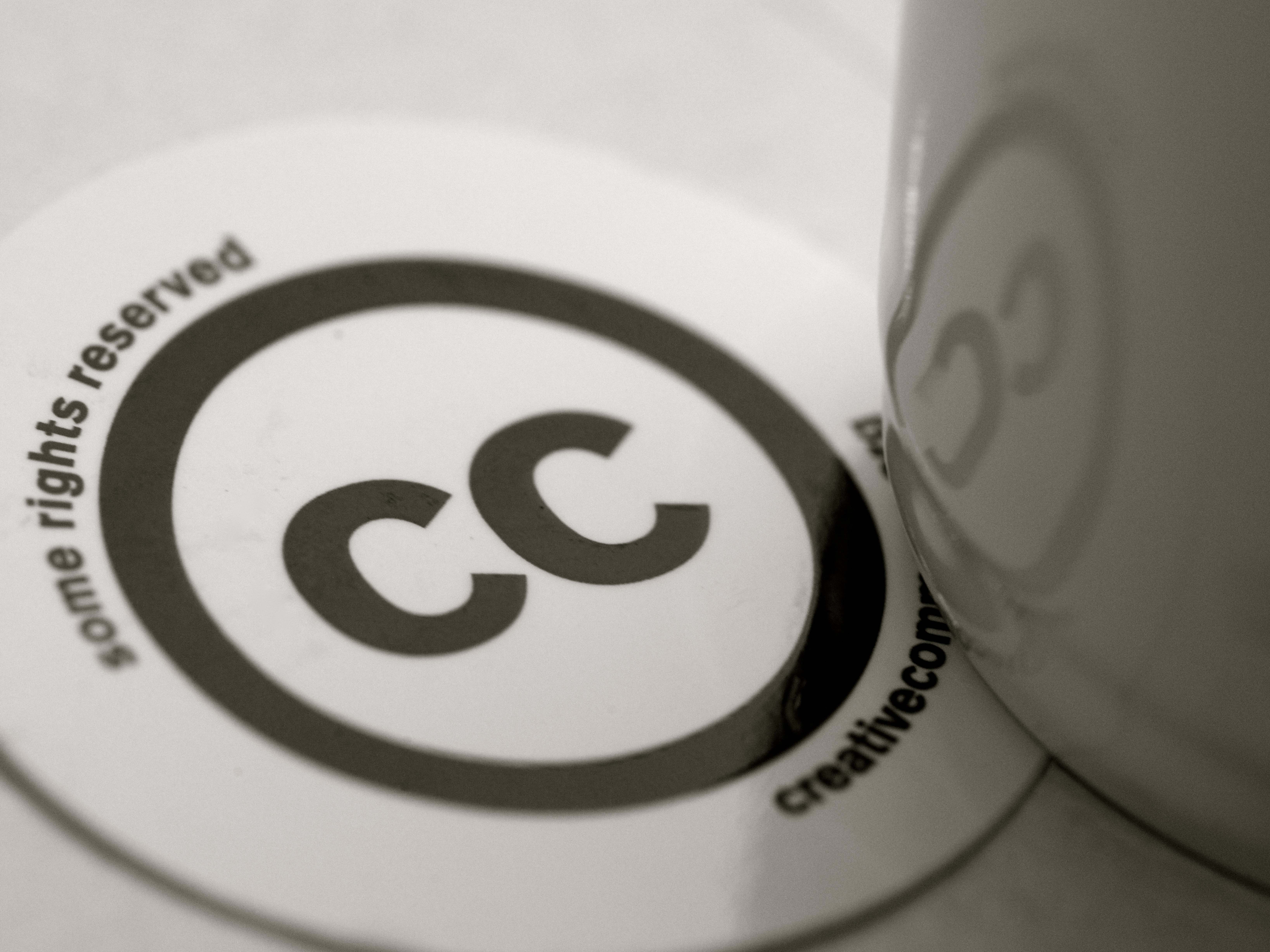 Sticker du logo Creative Commons avec une tasse