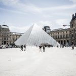 Glass pyramid in front of Louvre Museum par Unsplash en Licence CC0